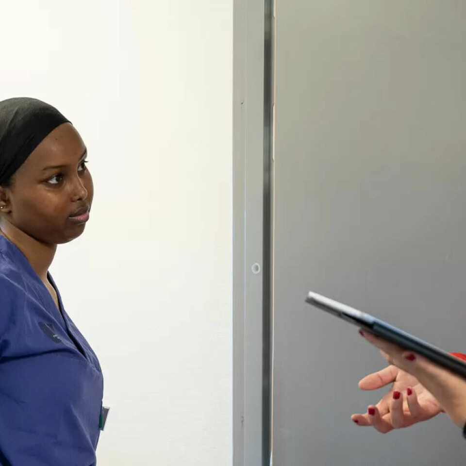 IKKE FARLIG: – Vi er ikke farlige altså, forsikrer Karlsen og spør om hun kan stille Samsam Mohamed noen spørsmål. IKKE FARLIG: – Vi er ikke farlige altså, forsikrer Karlsen og spør om hun kan stille Samsam Mohamed noen spørsmål.