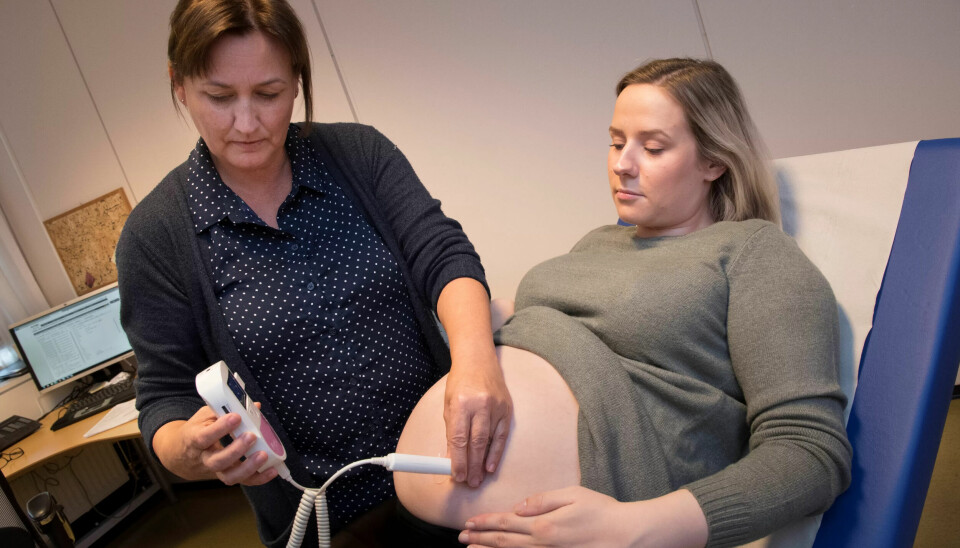 FØRSTE GANG: Helene Iversen Staurset venter sitt første barn. Jordmor Siv Kirstin Haugen sjekker at alt står bra til med barnet. FØRSTE GANG: Helene Iversen Staurset venter sitt første barn. Jordmor Siv Kirstin Haugen sjekker at alt står bra til med barnet.
