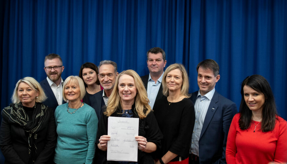 To ministere og lederne for alle arbeidstaker- og arbeidsgiverorganiasjonene smiler til fotografen når IA-avtalen er undertegnet i 2019. To ministere og lederne for alle arbeidstaker- og arbeidsgiverorganiasjonene smiler til fotografen når IA-avtalen er undertegnet i 2019.