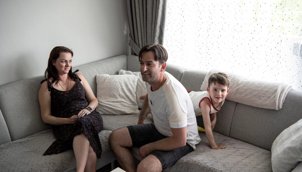 LITEN KRABAT: Adrian (5) syns det er kjedelig å sitte rett opp og ned i en sofa. Den kan både krabbes og turnes i. LITEN KRABAT: Adrian (5) syns det er kjedelig å sitte rett opp og ned i en sofa. Den kan både krabbes og turnes i.