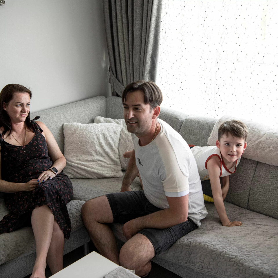 LITEN KRABAT: Adrian (5) syns det er kjedelig å sitte rett opp og ned i en sofa. Den kan både krabbes og turnes i. LITEN KRABAT: Adrian (5) syns det er kjedelig å sitte rett opp og ned i en sofa. Den kan både krabbes og turnes i.