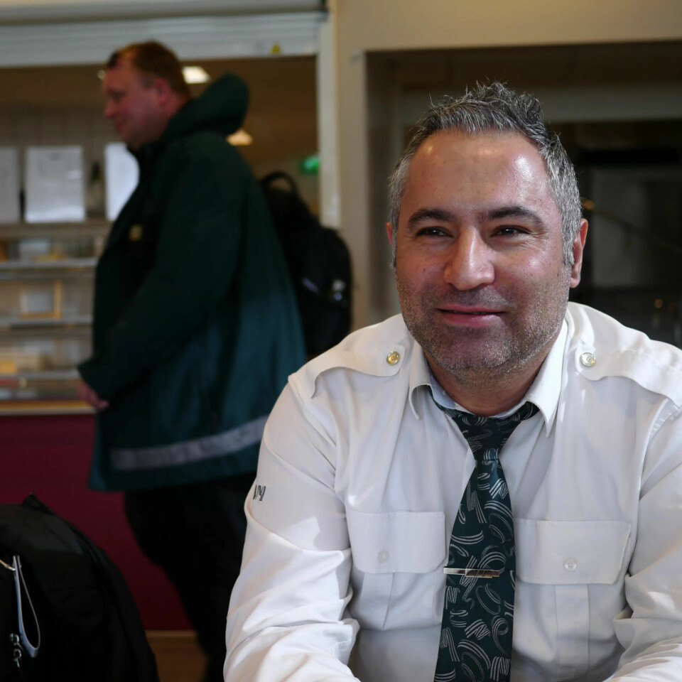 TRIVES: Mehmet Akif Kisa (44) gikk ned i lønn da han forlot restaurantbransjen, men han synes det er verdt det, siden arbeidsmiljøet er så godt hos Vy. TRIVES: Mehmet Akif Kisa (44) gikk ned i lønn da han forlot restaurantbransjen, men han synes det er verdt det, siden arbeidsmiljøet er så godt hos Vy.