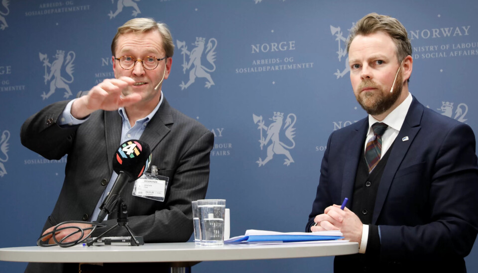 Utvalgsleder Finn Arnesen overrekker delutredningen om Nav-saken til arbeids- og sosialminister Torbjørn Røe Isaksen. Utvalgsleder Finn Arnesen overrekker delutredningen om Nav-saken til arbeids- og sosialminister Torbjørn Røe Isaksen.