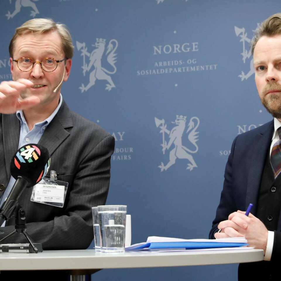 Utvalgsleder Finn Arnesen overrekker delutredningen om Nav-saken til arbeids- og sosialminister Torbjørn Røe Isaksen. Utvalgsleder Finn Arnesen overrekker delutredningen om Nav-saken til arbeids- og sosialminister Torbjørn Røe Isaksen.