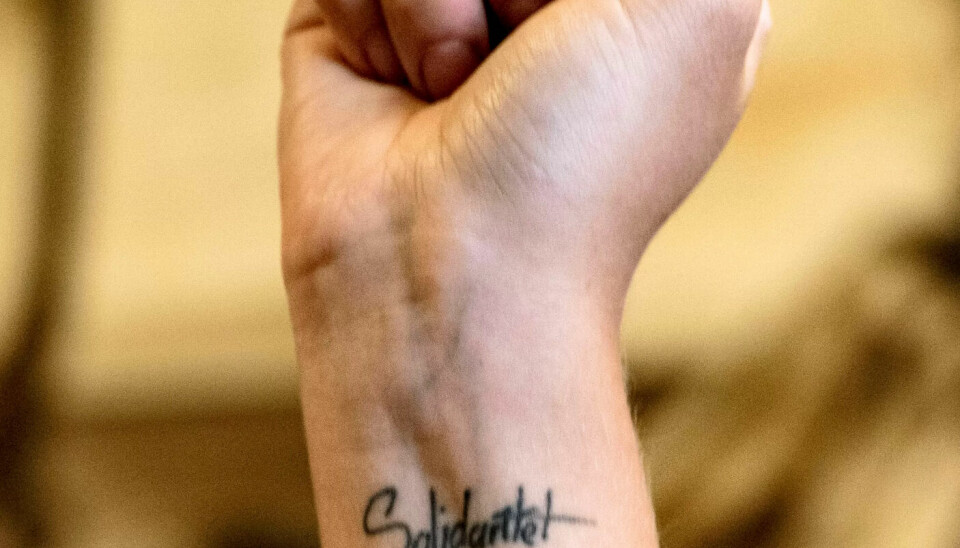 Mads har LO-logoen tatovert på leggen