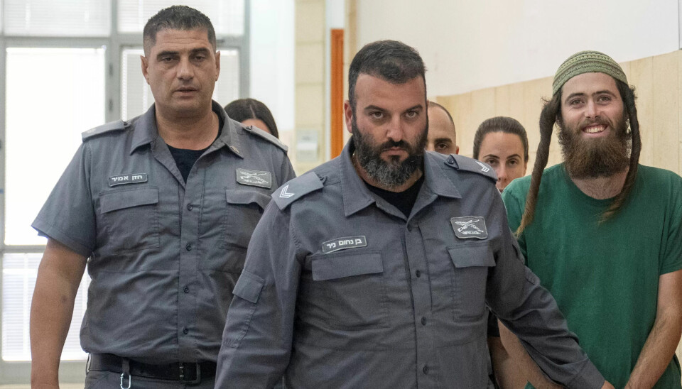 VOLDELIG: USA og EU har satt flere voldelige bosettere på sanksjonsliste, blant dem Elisha Yered som anklages for å ha medvirket til drap på en palestinsk mann på Vestbredden. Her føres han inn i retten i Jerusalem i august i fjor. VOLDELIG: USA og EU har satt flere voldelige bosettere på sanksjonsliste, blant dem Elisha Yered som anklages for å ha medvirket til drap på en palestinsk mann på Vestbredden. Her føres han inn i retten i Jerusalem i august i fjor.