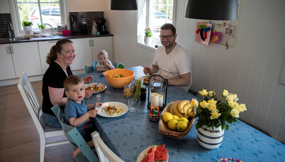 MIDDAG: Samling rundt kjøkkenbordet etter endt dag i barnehagene. MIDDAG: Samling rundt kjøkkenbordet etter endt dag i barnehagene.