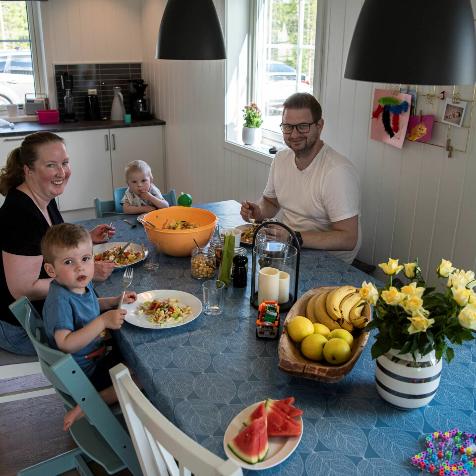 MIDDAG: Samling rundt kjøkkenbordet etter endt dag i barnehagene. MIDDAG: Samling rundt kjøkkenbordet etter endt dag i barnehagene.