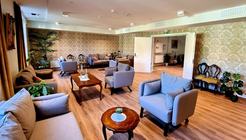 Hjemmekoselig: Dagligstua på Villa Skaar på Frogner i Lier. Sender kommunen din deg hit, koster det deg det samme som andre steder - et trekk på rundt 75 prosent av pensjonen. Betaler du selv, koster det fra 3600 til 3900 kroner i døgnet. Eller 108 000 i måneden. Hjemmekoselig: Dagligstua på Villa Skaar på Frogner i Lier. Sender kommunen din deg hit, koster det deg det samme som andre steder - et trekk på rundt 75 prosent av pensjonen. Betaler du selv, koster det fra 3600 til 3900 kroner i døgnet. Eller 108 000 i måneden.