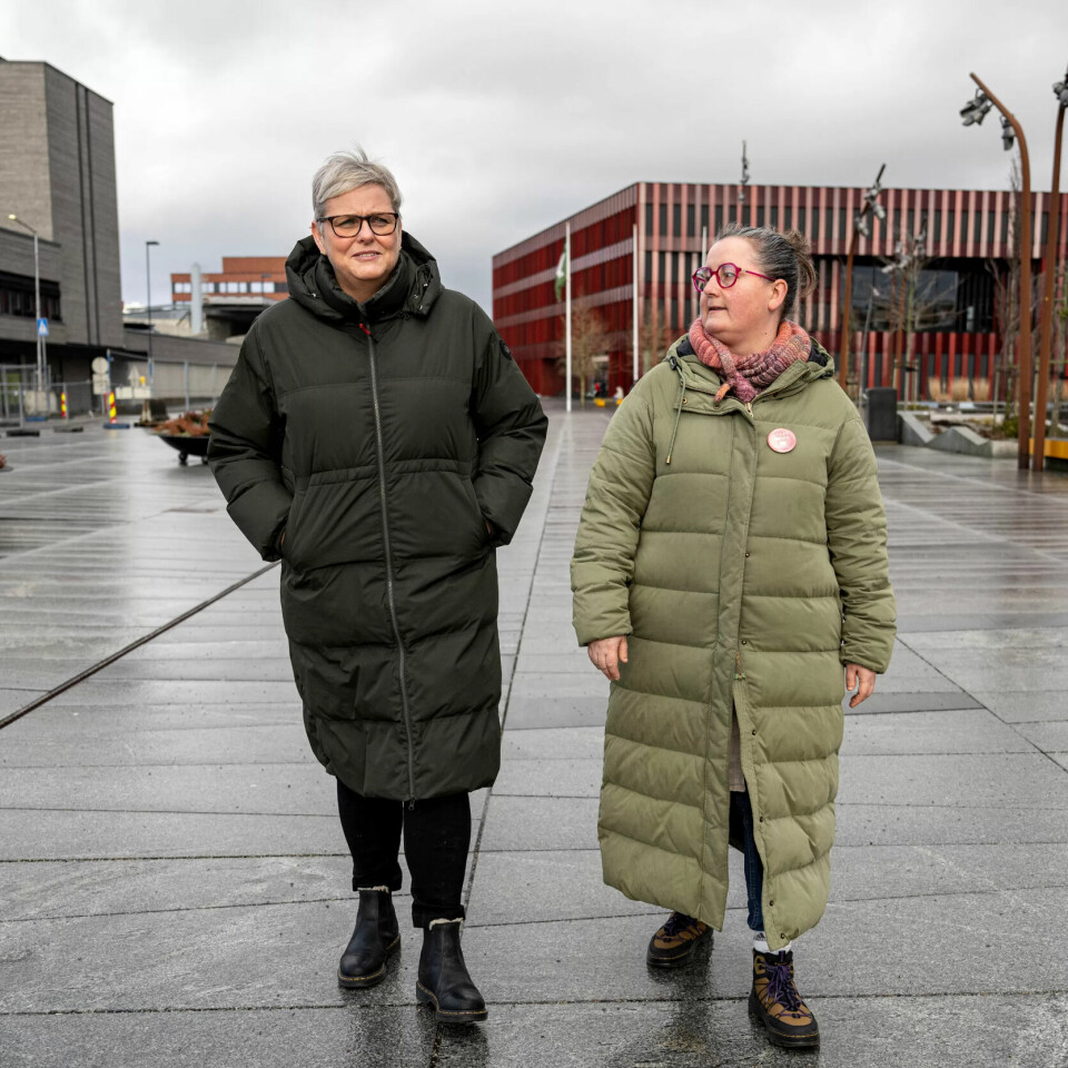 FRIVILLIG DELTID: – Noen vil heller shoppe vakter når det passer dem, sier Fagforbundets Elin Østvold. Her med HTV Siri Andersen, med Sandnes Rådhus i bakgrunnen. FRIVILLIG DELTID: – Noen vil heller shoppe vakter når det passer dem, sier Fagforbundets Elin Østvold. Her med HTV Siri Andersen, med Sandnes Rådhus i bakgrunnen.