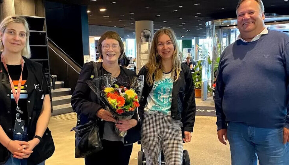 GUIDET RUNDTUR OG BLOMSTER: Daria Sandnes (ansatt Deichman Bjørvika), Toril Høimyr (hovedtillitsvalgt), Jenny Dellegård (ansatt Deichman) fikk overlevert blomster fra Morten Lindhard, nestleder i Yrkesseksjon kirke, kultur og oppvekst. GUIDET RUNDTUR OG BLOMSTER: Daria Sandnes (ansatt Deichman Bjørvika), Toril Høimyr (hovedtillitsvalgt), Jenny Dellegård (ansatt Deichman) fikk overlevert blomster fra Morten Lindhard, nestleder i Yrkesseksjon kirke, kultur og oppvekst.