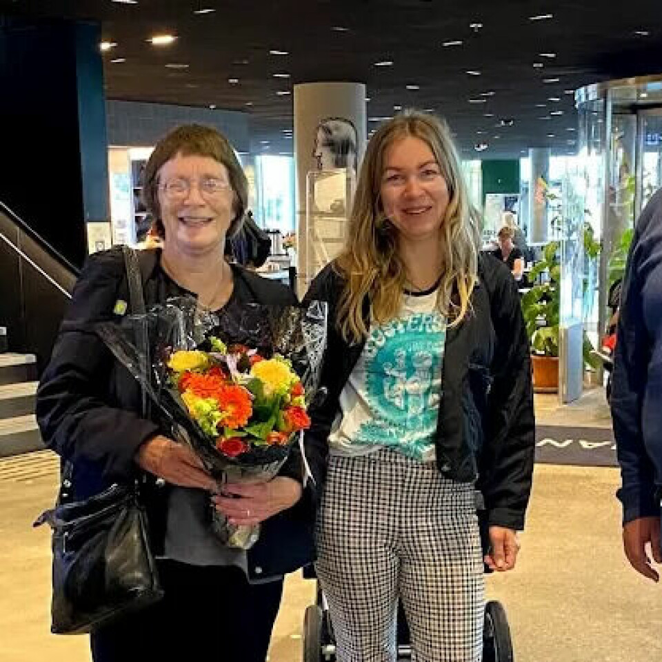 GUIDET RUNDTUR OG BLOMSTER: Daria Sandnes (ansatt Deichman Bjørvika), Toril Høimyr (hovedtillitsvalgt), Jenny Dellegård (ansatt Deichman) fikk overlevert blomster fra Morten Lindhard, nestleder i Yrkesseksjon kirke, kultur og oppvekst. GUIDET RUNDTUR OG BLOMSTER: Daria Sandnes (ansatt Deichman Bjørvika), Toril Høimyr (hovedtillitsvalgt), Jenny Dellegård (ansatt Deichman) fikk overlevert blomster fra Morten Lindhard, nestleder i Yrkesseksjon kirke, kultur og oppvekst.