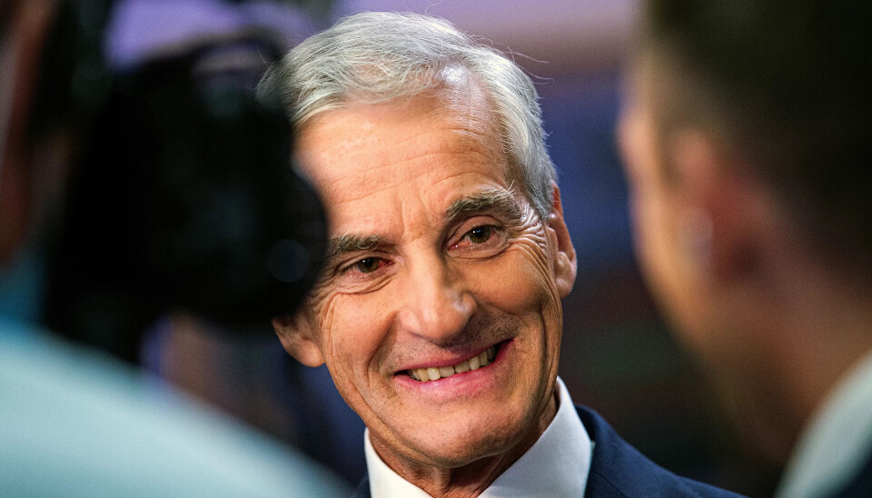 En blid Jonas Gahr Støre sto alene igjen blant partilederne i Vandrehallen natt til tirsdag. En blid Jonas Gahr Støre sto alene igjen blant partilederne i Vandrehallen natt til tirsdag.