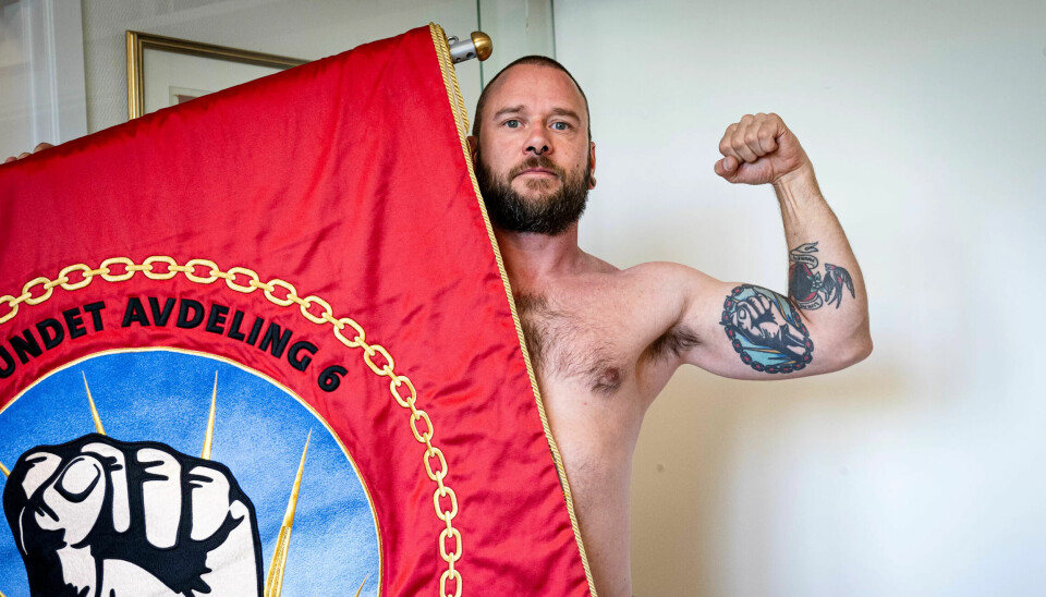 Mads har LO-logoen tatovert på leggen