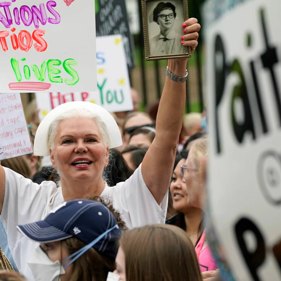 PASIENTER FORAN PROFITT: I likhet med denne demonstrerende sykepleieren i Washington D.C. krever sykepleiere i Minnesota bedre bemanning på sykehusene. PASIENTER FORAN PROFITT: I likhet med denne demonstrerende sykepleieren i Washington D.C. krever sykepleiere i Minnesota bedre bemanning på sykehusene.