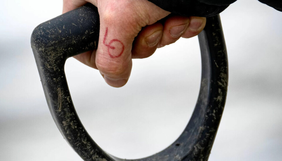 Mads har LO-logoen tatovert på leggen
