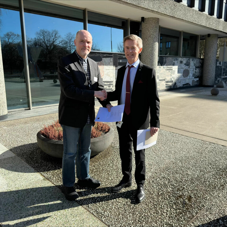 MØTES: Jon H. Stordrange og Dag-Einar Sivertsen i Fellesforbundet under kravoverlevering. MØTES: Jon H. Stordrange og Dag-Einar Sivertsen i Fellesforbundet under kravoverlevering.