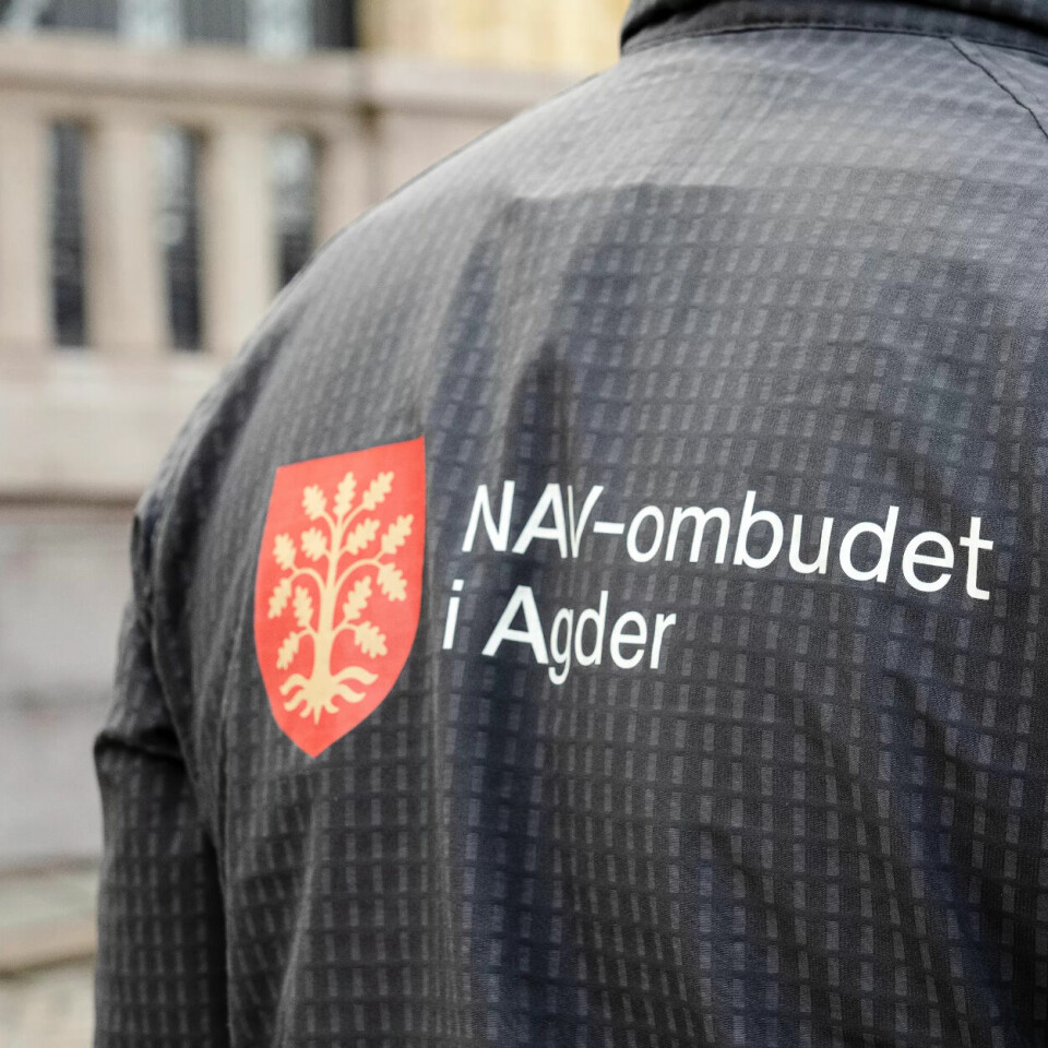 REKLAME: Fjeldstad brukar jakka for å vise at han finst når han er ute blant folk eller, som her, når han er på Stortinget for å snakke med politikarar. REKLAME: Fjeldstad brukar jakka for å vise at han finst når han er ute blant folk eller, som her, når han er på Stortinget for å snakke med politikarar.