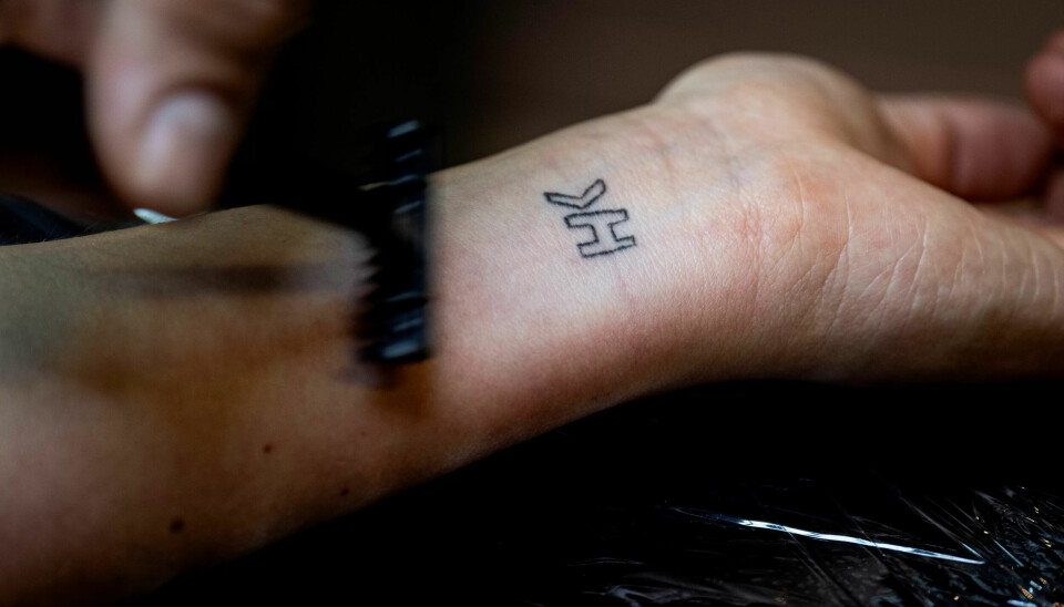 Mads har LO-logoen tatovert på leggen