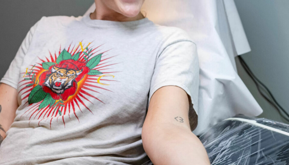 Mads har LO-logoen tatovert på leggen
