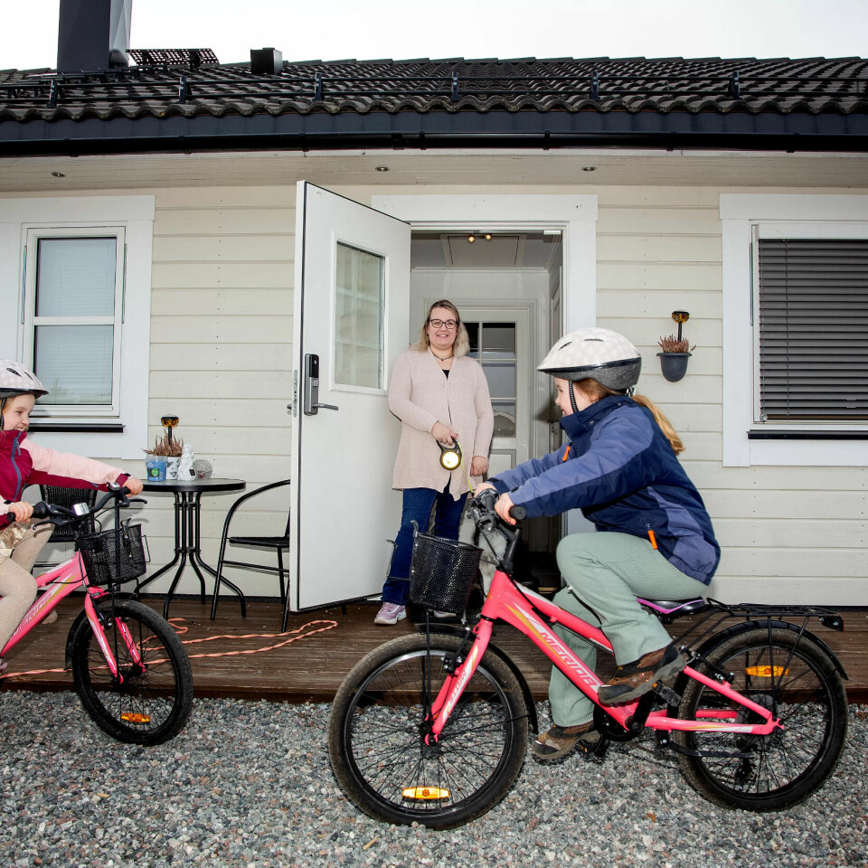 DYRERE BOLIGLÅN: Økningen i boliglånsrenta er det som kommer til å merkes aller best for familien på Aurskog. Boliglånet på 3,2 millioner kroner gir en økt rentekostnad på 25 000 kroner i året, etter skatt. DYRERE BOLIGLÅN: Økningen i boliglånsrenta er det som kommer til å merkes aller best for familien på Aurskog. Boliglånet på 3,2 millioner kroner gir en økt rentekostnad på 25 000 kroner i året, etter skatt.