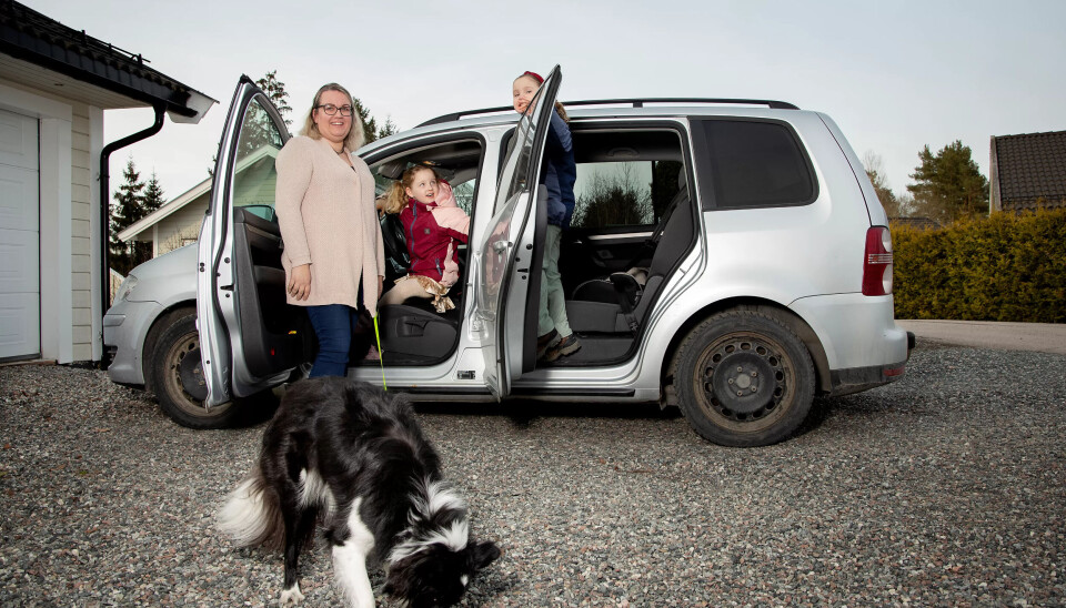 DYRERE Å KJØRE: Både Ann Kristin Sandelin og mannen er avhengig av bil for å komme seg på jobb, og har lang kjørevei. Dersom dieselprisen blir liggende på omtrent samme nivå som i dag, vil det utgjøre en ekstrakostnad på rundt 8 500 kroner i året for familien. DYRERE Å KJØRE: Både Ann Kristin Sandelin og mannen er avhengig av bil for å komme seg på jobb, og har lang kjørevei. Dersom dieselprisen blir liggende på omtrent samme nivå som i dag, vil det utgjøre en ekstrakostnad på rundt 8 500 kroner i året for familien.