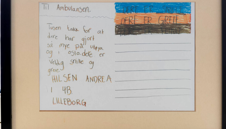 GJENSIDIG TAKKNEMLIGHET: Etter terrorangrepet fikk Sentrum ambulansestasjon tegninger og takkebrev fra skolebarn. De har kommet i glass og ramme og henger på veggen. GJENSIDIG TAKKNEMLIGHET: Etter terrorangrepet fikk Sentrum ambulansestasjon tegninger og takkebrev fra skolebarn. De har kommet i glass og ramme og henger på veggen.