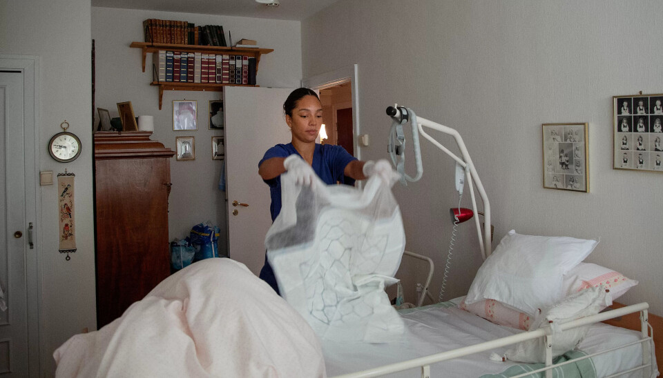 Mye alene: Camilla Devik (26) elsker jobben i hjemmetjenesten, men synes av og til det kan være utfordrende å jobbe alene. Mye alene: Camilla Devik (26) elsker jobben i hjemmetjenesten, men synes av og til det kan være utfordrende å jobbe alene.