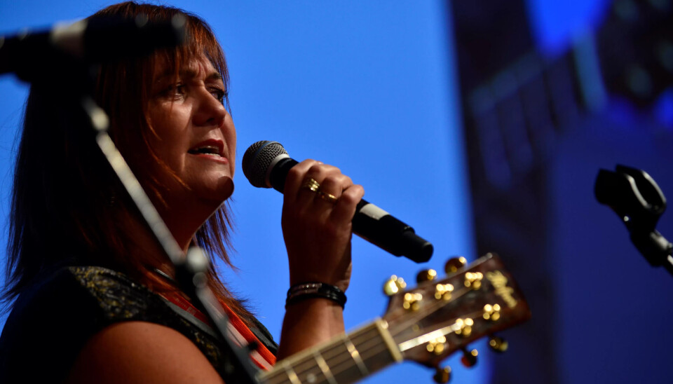 SANG: Kari Tomine Isene Bodnar rørte landsmøtet med sang. SANG: Kari Tomine Isene Bodnar rørte landsmøtet med sang.