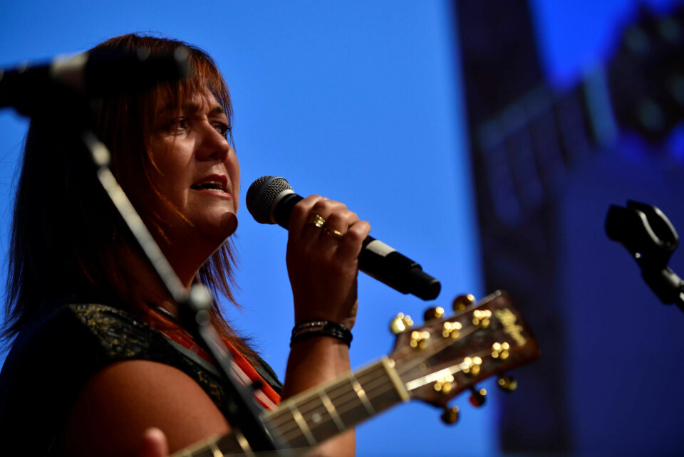 SANG: Kari Tomine Isene Bodnar rørte landsmøtet med sang. SANG: Kari Tomine Isene Bodnar rørte landsmøtet med sang.