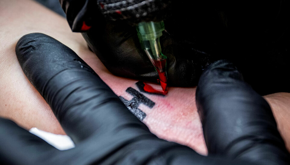 Mads har LO-logoen tatovert på leggen