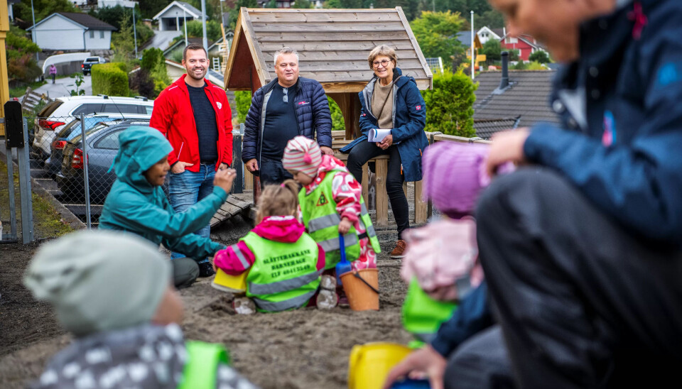 GULL I SANDKASSA: Bak fra venstre: Torbjørn Vereide, Jørn Eggum og Mette Nord gleder seg over ordna forhold i den kommunale barnehagen, der gullungene leker trygt mens foreldrene er på arbeid. GULL I SANDKASSA: Bak fra venstre: Torbjørn Vereide, Jørn Eggum og Mette Nord gleder seg over ordna forhold i den kommunale barnehagen, der gullungene leker trygt mens foreldrene er på arbeid.