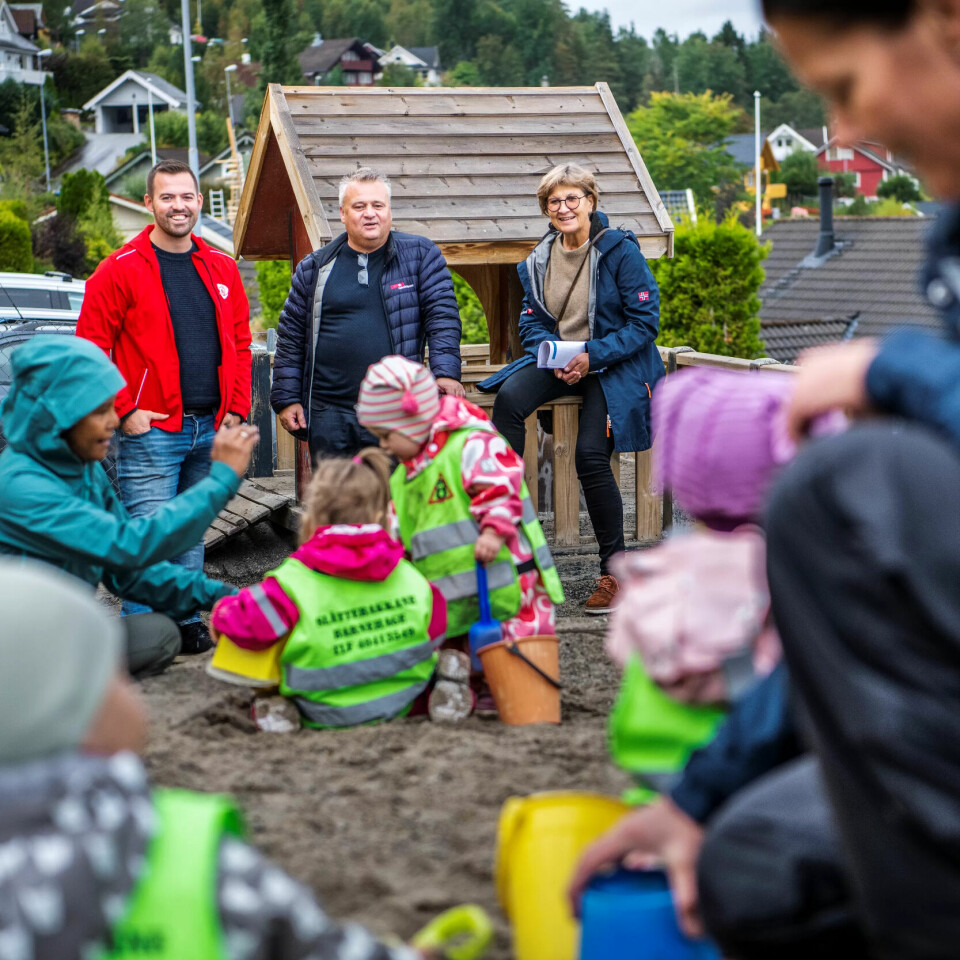 GULL I SANDKASSA: Bak fra venstre: Torbjørn Vereide, Jørn Eggum og Mette Nord gleder seg over ordna forhold i den kommunale barnehagen, der gullungene leker trygt mens foreldrene er på arbeid. GULL I SANDKASSA: Bak fra venstre: Torbjørn Vereide, Jørn Eggum og Mette Nord gleder seg over ordna forhold i den kommunale barnehagen, der gullungene leker trygt mens foreldrene er på arbeid.