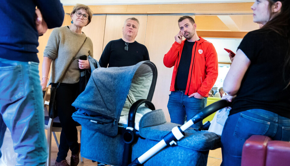HEL STILLING: Marion Barstad med den fire uker gamle sønnen Jonathan var lykkelig over å ha fått hel, fast stilling ved Furuhaugane Omsorgsenter i Florø. Fellesforbundets Jørn Eggum var rystet over å høre at enkelte blir tilbudt helt ned i 13 prosent stillinger innen omsorgssektoren. HEL STILLING: Marion Barstad med den fire uker gamle sønnen Jonathan var lykkelig over å ha fått hel, fast stilling ved Furuhaugane Omsorgsenter i Florø. Fellesforbundets Jørn Eggum var rystet over å høre at enkelte blir tilbudt helt ned i 13 prosent stillinger innen omsorgssektoren.