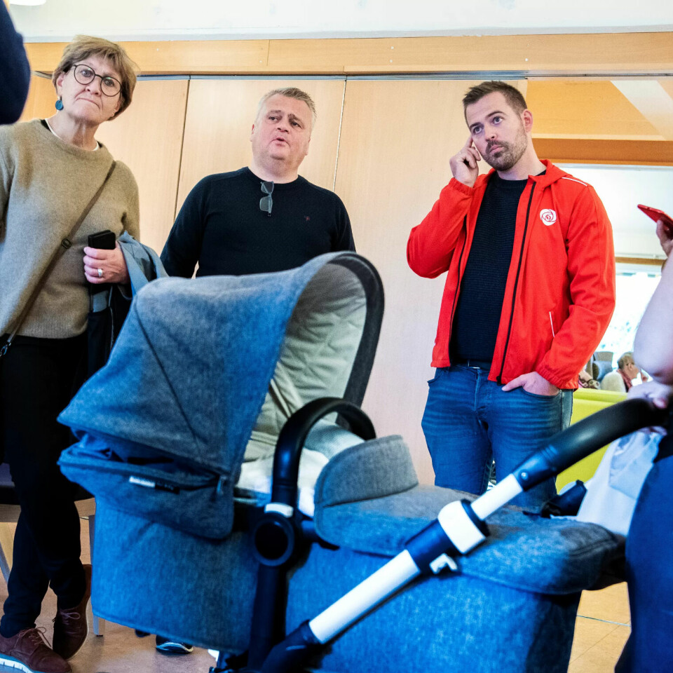 HEL STILLING: Marion Barstad med den fire uker gamle sønnen Jonathan var lykkelig over å ha fått hel, fast stilling ved Furuhaugane Omsorgsenter i Florø. Fellesforbundets Jørn Eggum var rystet over å høre at enkelte blir tilbudt helt ned i 13 prosent stillinger innen omsorgssektoren. HEL STILLING: Marion Barstad med den fire uker gamle sønnen Jonathan var lykkelig over å ha fått hel, fast stilling ved Furuhaugane Omsorgsenter i Florø. Fellesforbundets Jørn Eggum var rystet over å høre at enkelte blir tilbudt helt ned i 13 prosent stillinger innen omsorgssektoren.