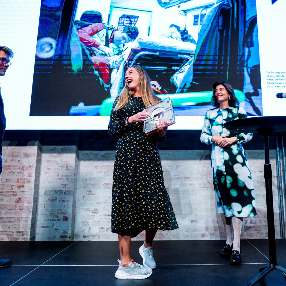 Ansvarlig redaktør Eva Ler Nilsen (i midten) ble både glad og overrasket over den gjeve prisen, som ble det ut av Kjersti Løken Stavrum (t.h). Utviklingsredaktør Vidar Eriksen på vei inn for å delta i feiringen. Ansvarlig redaktør Eva Ler Nilsen (i midten) ble både glad og overrasket over den gjeve prisen, som ble det ut av Kjersti Løken Stavrum (t.h). Utviklingsredaktør Vidar Eriksen på vei inn for å delta i feiringen.