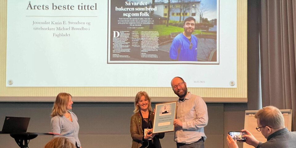 PRISET: Fagbladets redaksjonssjef Michael Brøndbo mottar Fagpressens tittelpris under PUFF-konferansen 2023. Utdelingen ble ledet av juryleder Helene Uri (lengst t.v.). PRISET: Fagbladets redaksjonssjef Michael Brøndbo mottar Fagpressens tittelpris under PUFF-konferansen 2023. Utdelingen ble ledet av juryleder Helene Uri (lengst t.v.).