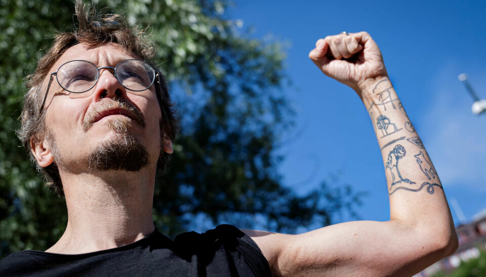 Mads har LO-logoen tatovert på leggen