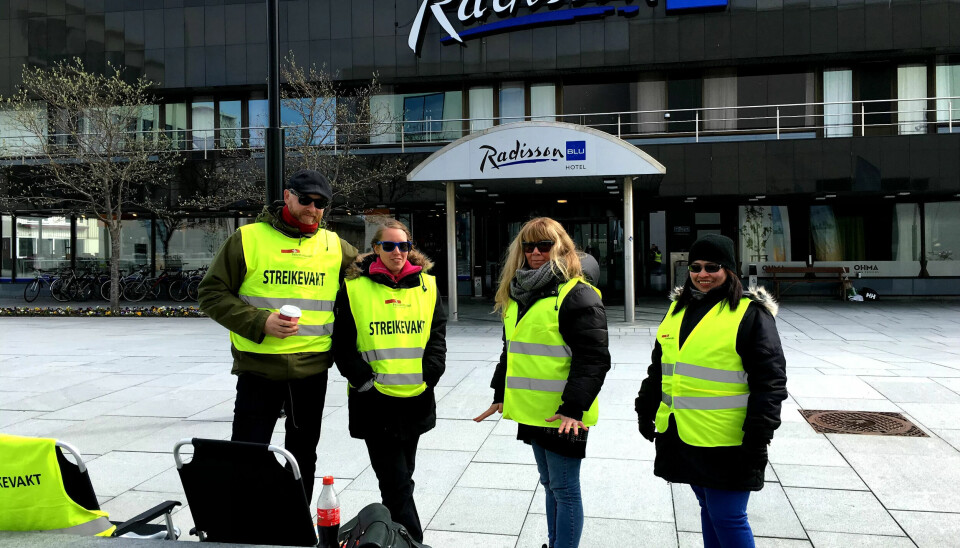 PROVOSERT: Streikevaktene utenfor Radisson Blue i Bodø. I dag og fredag holder Helse Nord seminar for et 70-talls styremedlemmer på hotellet. PROVOSERT: Streikevaktene utenfor Radisson Blue i Bodø. I dag og fredag holder Helse Nord seminar for et 70-talls styremedlemmer på hotellet.