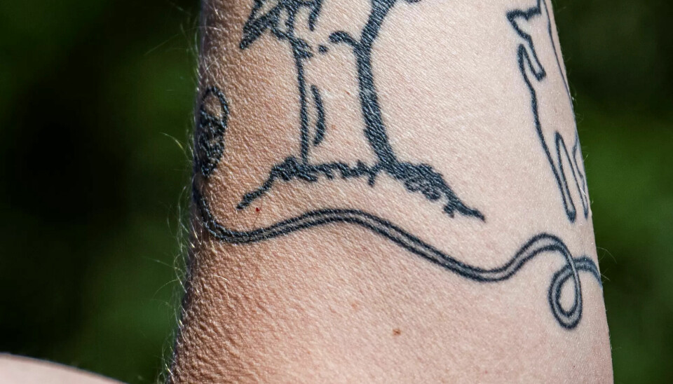Mads har LO-logoen tatovert på leggen