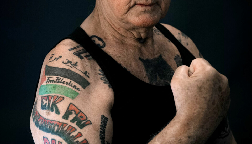 Mads har LO-logoen tatovert på leggen