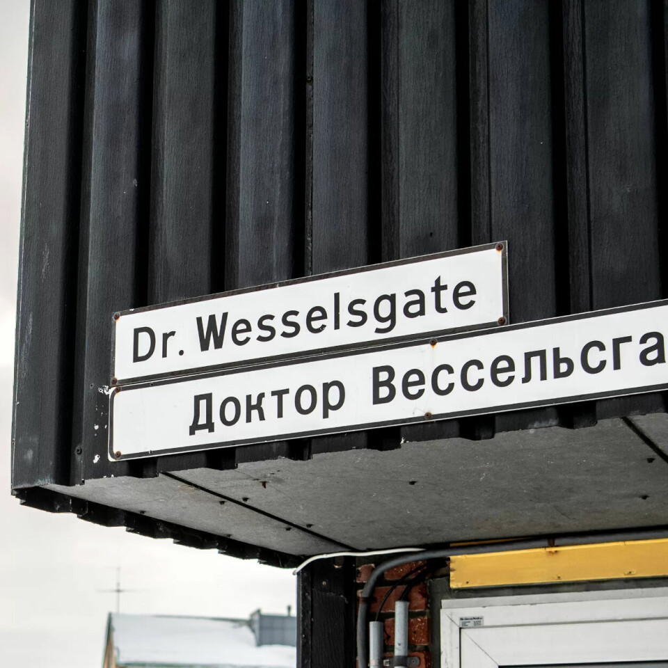 VIL FJERNE: Ordfører i Kirkenes vil ha en slutt på russiske gateskilt. VIL FJERNE: Ordfører i Kirkenes vil ha en slutt på russiske gateskilt.