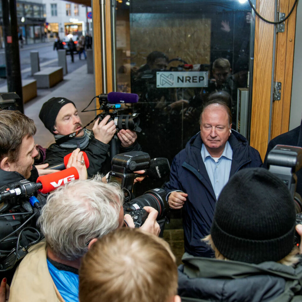 UT?: Selv om Senterpartiet går ut av regjering, betyr ikke det nødvendigvis at Regjeringen faller. UT?: Selv om Senterpartiet går ut av regjering, betyr ikke det nødvendigvis at Regjeringen faller.