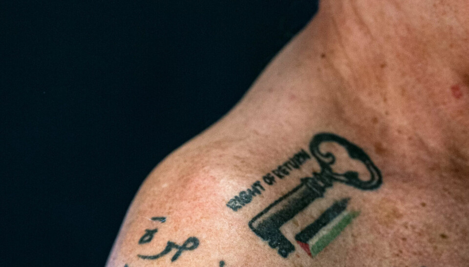 Mads har LO-logoen tatovert på leggen