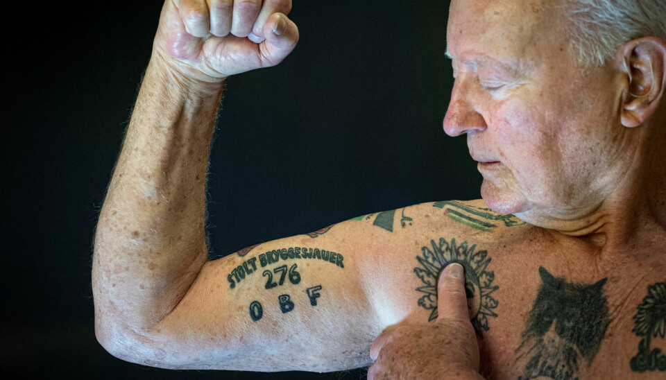 Mads har LO-logoen tatovert på leggen