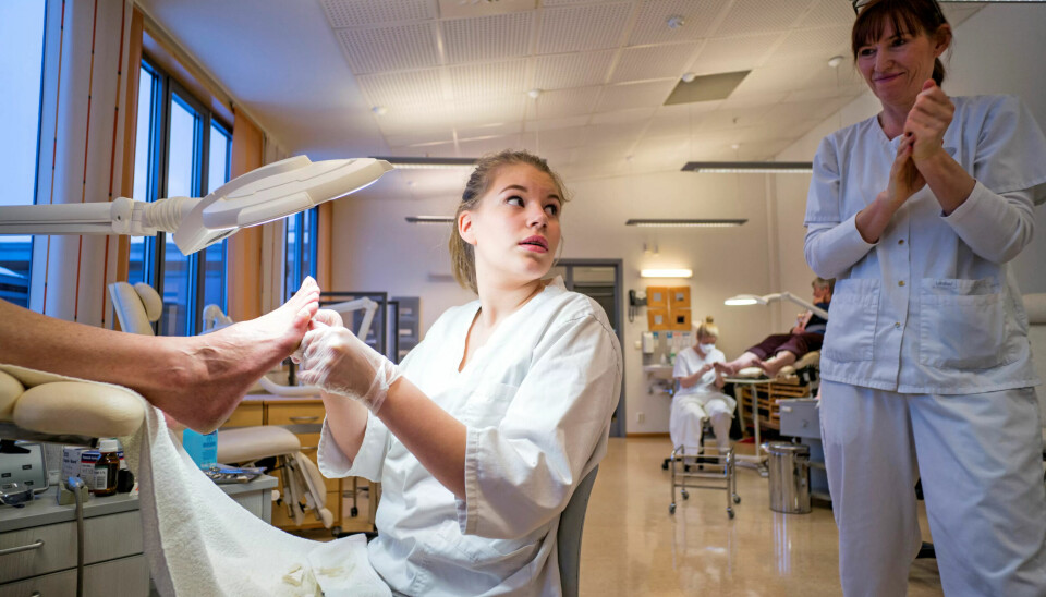 BETRYGGENDE: Pasienten er fornøyd med at Sissel Holten har tid nok til føttene hennes, og at hun også kan spørre læreren Siv Aarnæs hvis hun trenger råd i løpet av behandlingstimen. BETRYGGENDE: Pasienten er fornøyd med at Sissel Holten har tid nok til føttene hennes, og at hun også kan spørre læreren Siv Aarnæs hvis hun trenger råd i løpet av behandlingstimen.