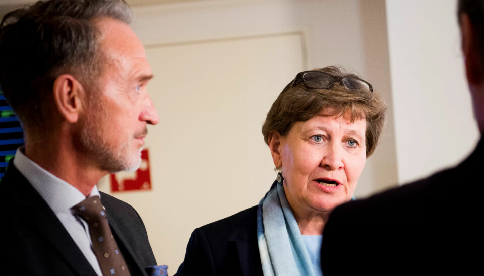 EN DRØY UKE IGJEN: Onsdag overleverte forhandlingsleder for LO Kommune, Mette Nord, de andre kravene til Tor Arne Gangsø og kommunenes arbeidsgiverorganisasjon KS (t.v.). Partene har ut april på å bli enige. EN DRØY UKE IGJEN: Onsdag overleverte forhandlingsleder for LO Kommune, Mette Nord, de andre kravene til Tor Arne Gangsø og kommunenes arbeidsgiverorganisasjon KS (t.v.). Partene har ut april på å bli enige.