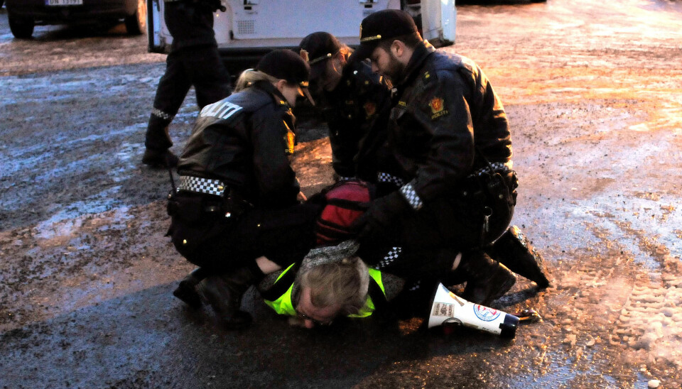 Politiet har ved to anledninger innbragt og bøtelagt demonstranter på kaia i Tromsø under blokader rettet mot streikebrytere fra NorLines. I november ble 41 aksjonister dømt i Nordtroms tingrett. Den saken er anket. Politiet har ved to anledninger innbragt og bøtelagt demonstranter på kaia i Tromsø under blokader rettet mot streikebrytere fra NorLines. I november ble 41 aksjonister dømt i Nordtroms tingrett. Den saken er anket.