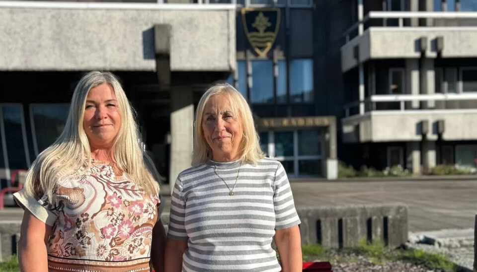 KRITISKE: Siv Andreassen (til venstre) og Tone Sommerseth i Fagforbundet Lyngdal seier dei stussar over at det politiske fleirtalet har brukt kommunen sine etiske retningslinjer som argument for å nekte pride-flagg: – Det står ingen ting om at vi ikkje kan ha regnbogeflagg eller andre flagg der, seier Andreassen. KRITISKE: Siv Andreassen (til venstre) og Tone Sommerseth i Fagforbundet Lyngdal seier dei stussar over at det politiske fleirtalet har brukt kommunen sine etiske retningslinjer som argument for å nekte pride-flagg: – Det står ingen ting om at vi ikkje kan ha regnbogeflagg eller andre flagg der, seier Andreassen.