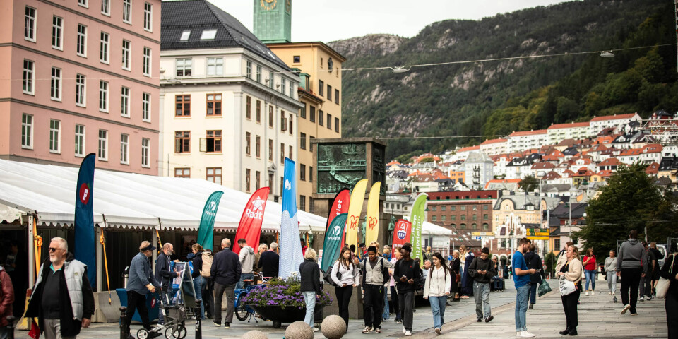 I Bergen er det foreløpig dødt løp, med en foreløpig hårfin ledelse til blå blokk. Valgkampen på Torgalmenningen pågår for fullt. I Bergen er det foreløpig dødt løp, med en foreløpig hårfin ledelse til blå blokk. Valgkampen på Torgalmenningen pågår for fullt.